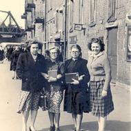 Студентки ЛПИ на Лесном проспекте. 1955 г.