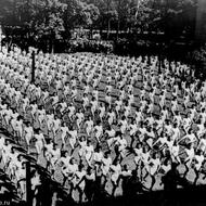 Выступление гимнасток в парке Лесотехнической Академии. 1942 г.